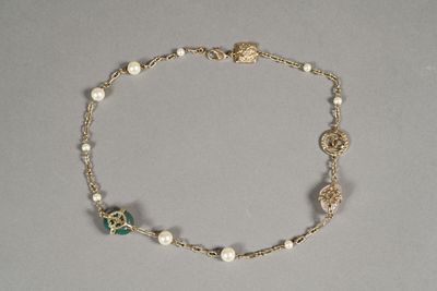 CHANEL. Collier chaîne en métal argenté mat entrecoupée de p…