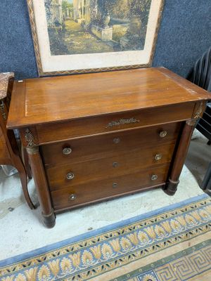 paire de tables de chevet anciennes en bois, avec plateau en marbre et tiroirs