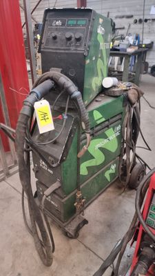 une voiture verte qui est garée dans le garage