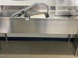 un évier en acier inoxydable avec un robinet au centre