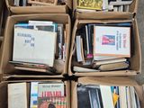 des boîtes de livres sont empilées sur le sol