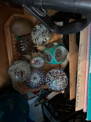une pile de livres et une tasse de café sur un bureau