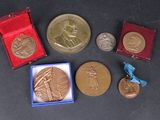 une petite boîte de médailles et une petite boîte de pièces de monnaie