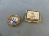 une petite boîte sur laquelle figure une image représentant un homme et une femme
