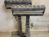 un objet métallique posé sur un socle