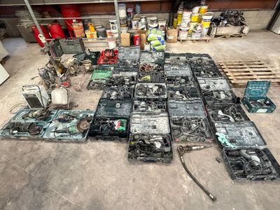 tout un tas d'objets divers éparpillés par terre dans le garage