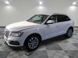 l'audi suv blanc est garé sur un carrelage à carreaux
