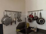 des casseroles et des poêles accrochées au mur d'une cuisine