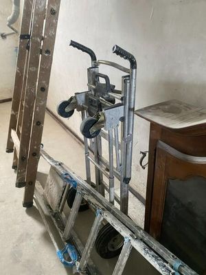 une échelle adossée au mur d'une pièce