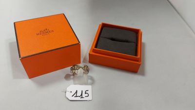 une boîte orange contenant une bague, posée sur une table
