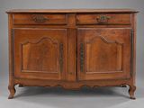 un buffet ancien en chêne à deux portes et deux tiroirs