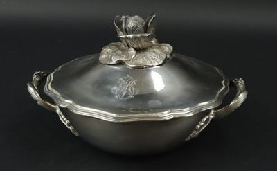 une cocotte ancienne en métal argenté, ornée d'une fleur sur le couvercle