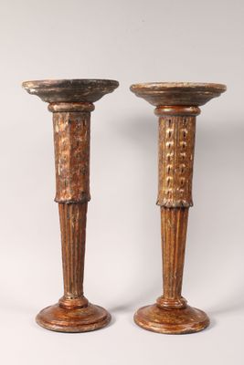 paire de bougeoirs en bois dont les socles sont ornés de motifs sculptés