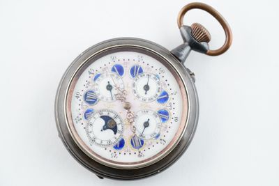 une montre de poche en argent avec des motifs bleus et blancs