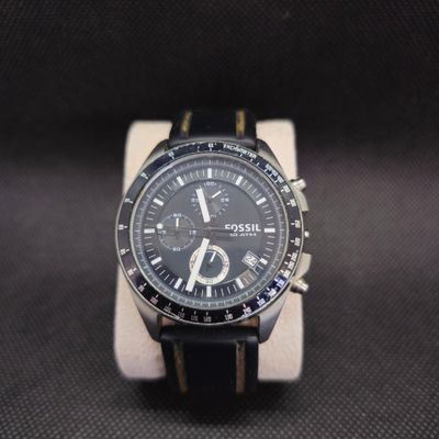un gros plan d'une montre exposée sur un présentoir