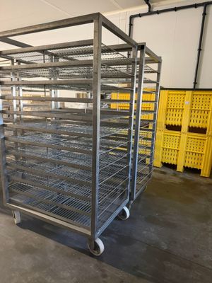 une photo d'un rayonnage rempli de produits alimentaires dans un entrepôt
