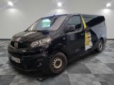la photo d'une camionnette noire garée dans une pièce