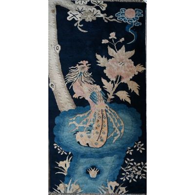 une photo d'un tapis bleu et blanc sur lequel est posé un vase de fleurs
