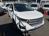 un SUV blanc garé sur un parking aux côtés d'autres voitures