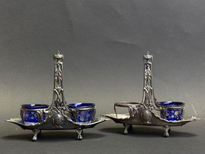 paire de bougeoirs plaqués argent avec du verre bleu cobalt