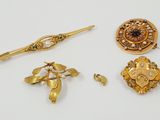 trois broches en or, une broche, une épingle et une broche