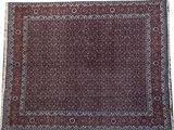 un tapis marron orné d'un motif en médaillon