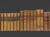 une image représentant une rangée de vieux livres empilés les uns sur les autres