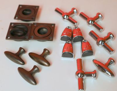 les nombreux types d'outils qui se trouvent sur la table