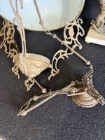 Lot de brocante, comprenant une monture de pendule en régule… (photo 2)