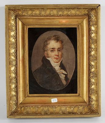 portrait d'un homme en manteau noir et chemise blanche