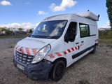 une camionnette blanche garée dans la poussière