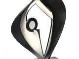 sculpture abstraite en noir et blanc posée sur un socle noir