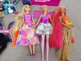 a lot of barbie dolls that are laying on the floor