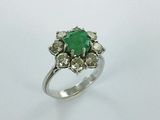 Gros plan sur une bague ornée d'une pierre verte