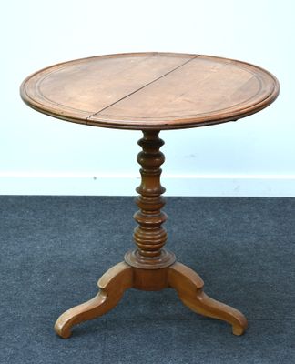 une image représentant une table en bois avec un plateau circulaire