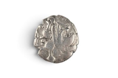 une pièce d'argent représentant une femme sur un fond blanc