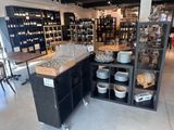 un îlot de cuisine au milieu d'un magasin rempli de bouteilles de vin