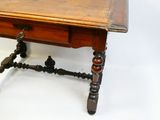 une petite table en bois surmontée d'un tiroir