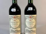 deux bouteilles de vin rouge posées l'une à côté de l'autre sur une table