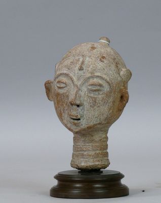 une image représentant la tête d'une femme sur un socle en bois