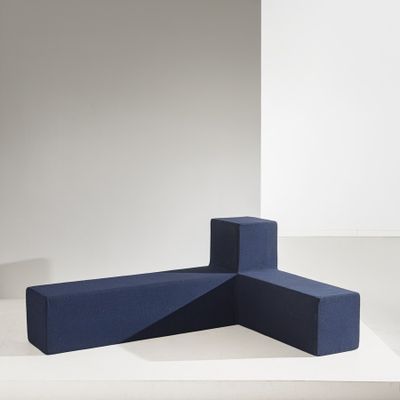 un grand meuble bleu posé sur une table blanche