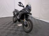 une moto qui est garée dans une pièce dont le sol est en damier