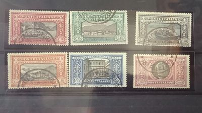 quatre timbres de couleurs différentes exposés dans une vitrine en verre