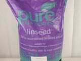 un sac de riz violet posé sur un plan de travail blanc