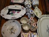 de nombreuses assiettes et bols posés sur une table, avec des photos