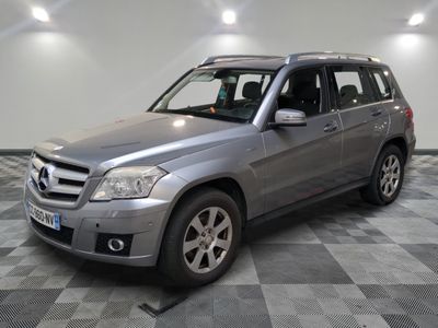 une photo d'une Mercedes GLK garée dans un garage