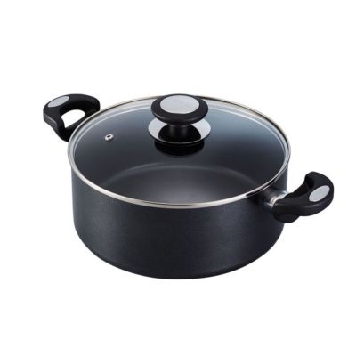 gros plan d'une casserole avec couvercle sur fond blanc