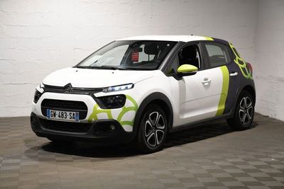 La Citrole est une voiture compacte aux couleurs vert vif et blanc.