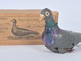 un petit oiseau perché à côté d'une boîte