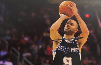 un homme qui tire un ballon de basket en l'air